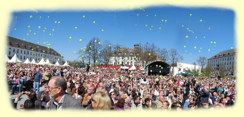 1.800 Kindern, die tausende Luftballons steigen lie�en
