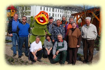 Raudi Raupe besucht die Kleingrtner bei ihrer Arbeit im Freizeitgarten