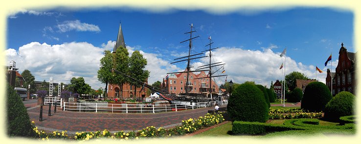 St. Antonius Kirche, Segelschiff Frederike von Papenburg und Rathaus St. Antonius Kirche, Segelschiff Frederike von Papenburg und Rathaus