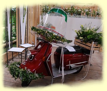 blumengeschmückter Motorroller blumengeschmückter Motorroller