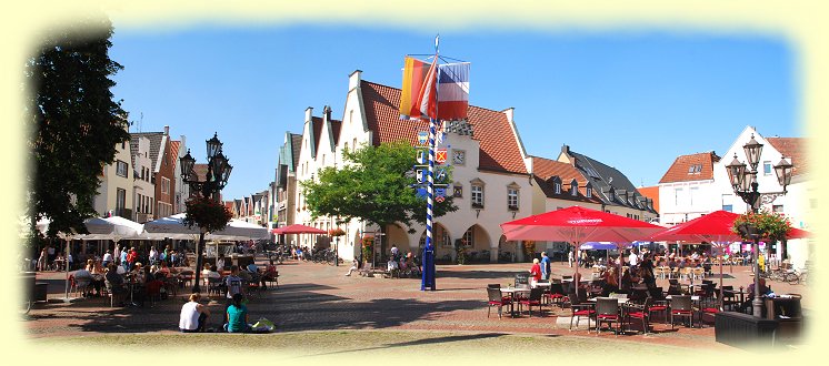 Haltern - Marktplatz mit dem historischen Rathaus Haltern - Marktplatz mit dem historischen Rathaus
