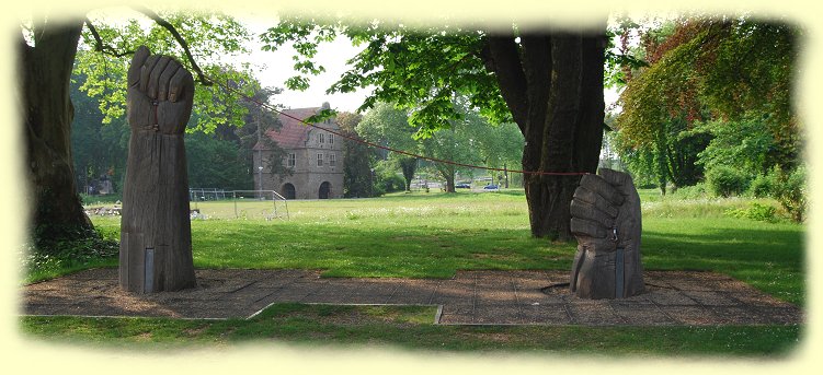Rombergpark - Skulptur Riesenhände Rombergpark - Skulptur Riesenhände