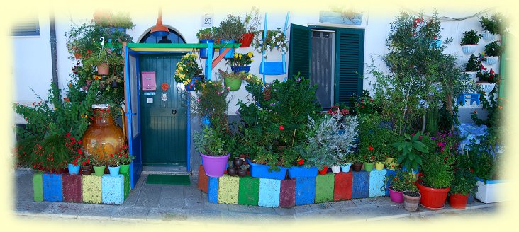 Bari -- Blumengeschmckte Hauseingnge