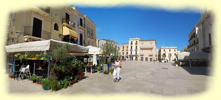 Bari --  Piazza Mercantile