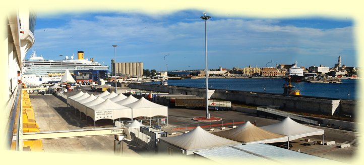Bari - AIDAbella im Hafen