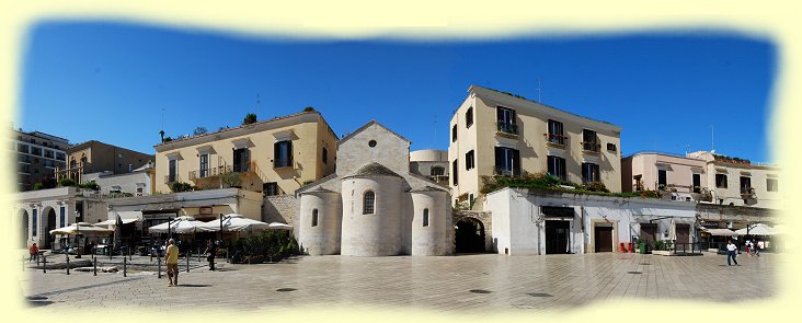 Bari - Piazza del Ferrarese mit Kirche Della Vallisa