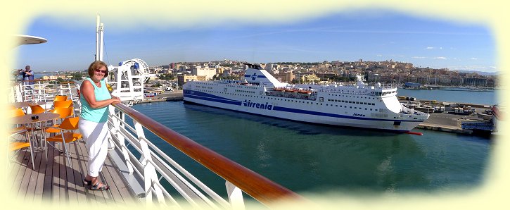 Cagliari - Blick von der AIDAbella zum Hafen