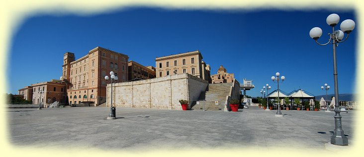 Cagliari - Terrasse der Bastion San Remy, links Teatro Civico, daneben Palazzo Boyl