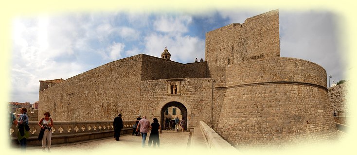 Dubrovnik - 2017 - Ploce-Tor mit Festung Revelin