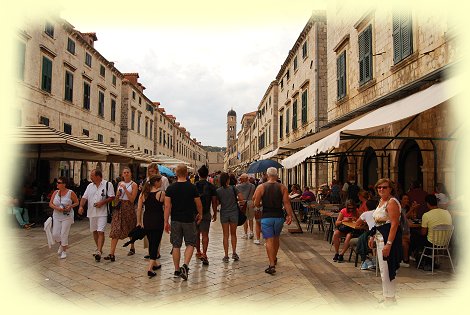 Dubrovnik 2017 -- Flaniermeile-Stradun mit Franziskanerkirche im Hintergrund