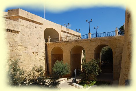 Malta - Advanced Gate & Bridge, Birgu
