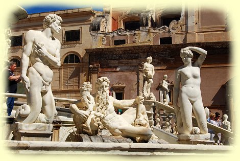 Palermo 2017 - Statuen von Flussgöttern und Nymphen auf dem Becken der Fontana Pretoria