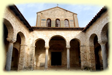 Porec - Das Atrium und das Hauptportal der Euphrasius-Basilika Porec - Das Atrium und das Hauptportal der Euphrasius-Basilika
