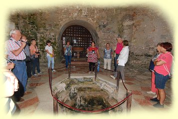 Porec - Das Taufbecken im Glockenturm-Gebäude der Basilika Porec - Das Taufbecken im Glockenturm-Gebäude der Basilika