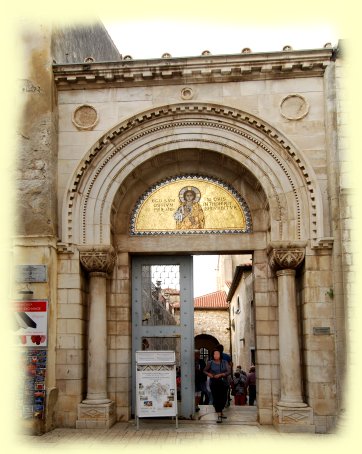 Porec -  Eingangsportal der Basilika