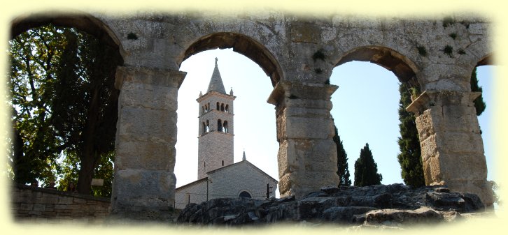 Pula - Glockenturm Des Heiligen Antonius durch die Arkaden des Amphitheaters