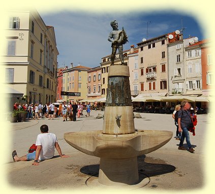 Rovinj - Junge mit Fischbrunnen