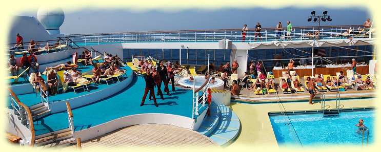 AIDAcara Show-Ensemble auf Deck 10 AIDAcara Show-Ensemble auf Deck 10
