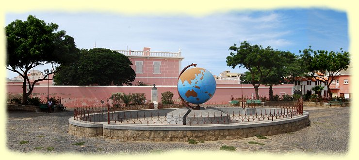 Mindelo - ehemalige Exerzierplatz, heute mit Brunnen und Weltkugel