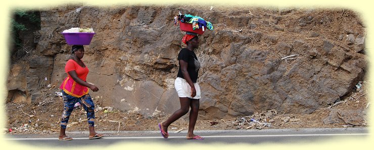 Praia - Frauen die Schüsseln, Körben oder Eimern auf dem Kopf balancieren