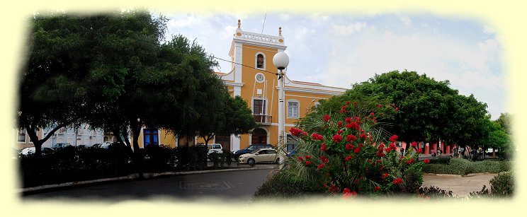 Praia - ehemalige Rathaus Camara Municipal mit Uhrenturm