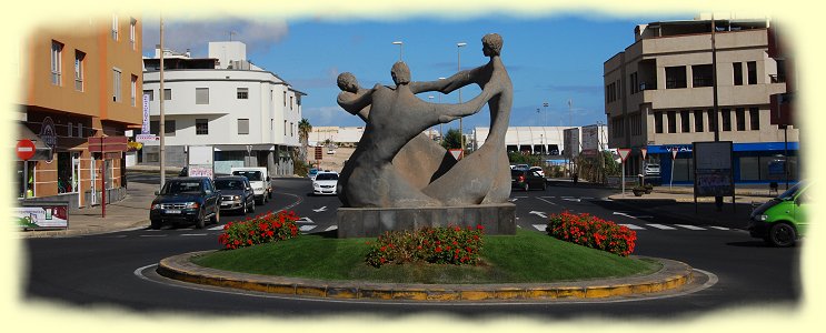 Puerto del Rosario - Skulptur steht für die multikulturelle Realität