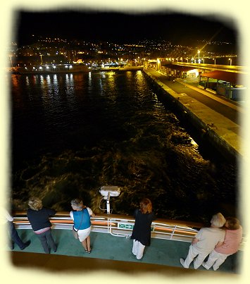 AIDAcara - - Ablegen am Abend in Las Palmas
