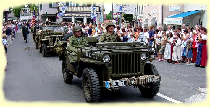 Ami-Jeeps und deren Fahrer in Originaluniformen