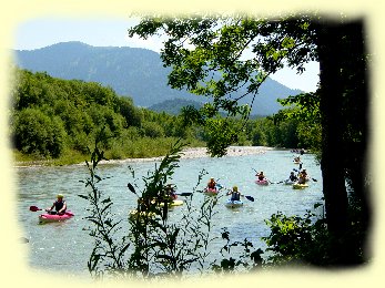 Kanuten und Schlauchboote auf der Isar