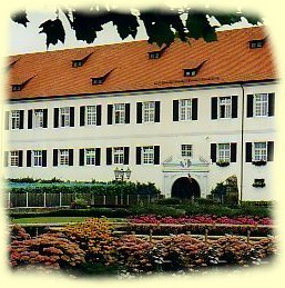 Hagenau - ehemaliges Benediktinerkloster heute  Rathaus