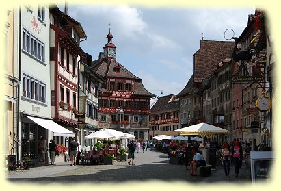 Prachtvolle Huser mit Erkern und schnen Fassadenmalereien gruppieren sich auch rund um den Rathausplatz