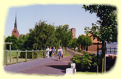 Blick durch den Wiesenweg auf den erwrdigen Leuchtturm von 1570