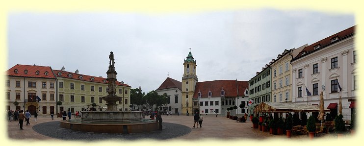 Bratislava - Hauptplatz in der Altstadt Hinregrund Eckpalais, Statthalterpalais auf dem Platz Hlavné námestie 8 mit Rathaus