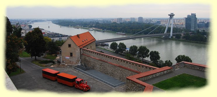Bratislava - Neuen Brücke mit dem UFO-Restaurant