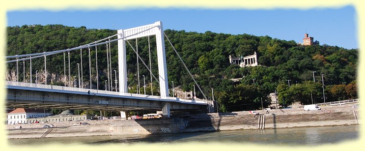 Budapest - Bronzestatue des Heiligen Gellert und Elisabethbrcke