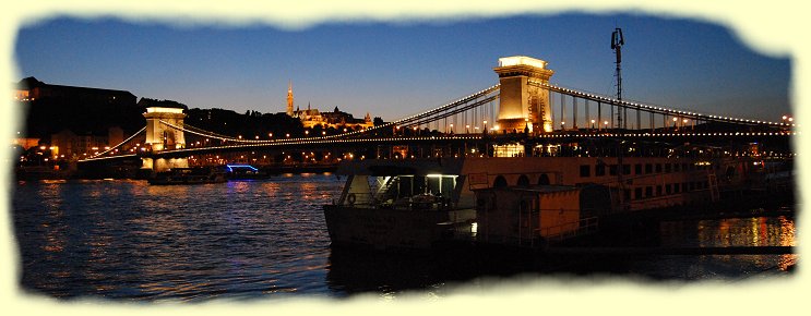 Budapest -  Kettenbrücke und Fischerbastei am Abend