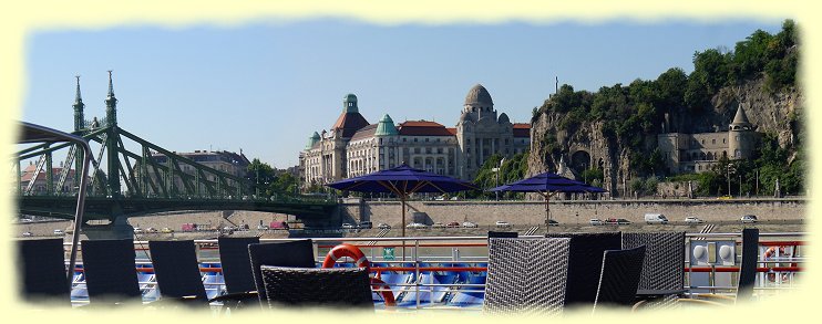 Budapest - Freiheitsbrcke mir rechts Gellrt Heilbad