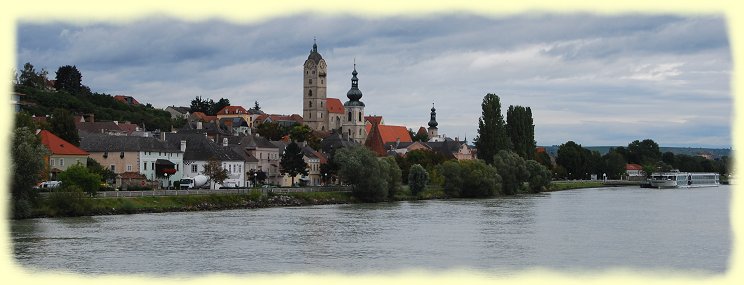 Krems - ehemalige Frauenbergkirche, Pfarrkirche Hl. Nikolaus, nach den Pappeln ehemalige Minoritenkirche