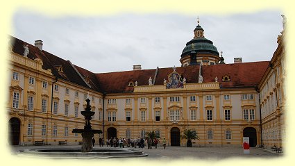 Sift Melk - Prlatenhof und Stiftskirche