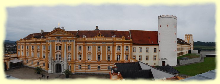 Stift Melk mit rechts Schimmelturm und Pulverturm