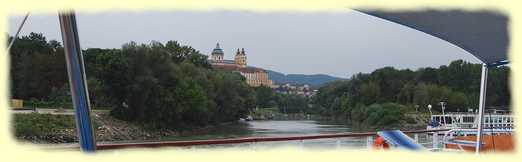 Stift Melk von der Donau aus