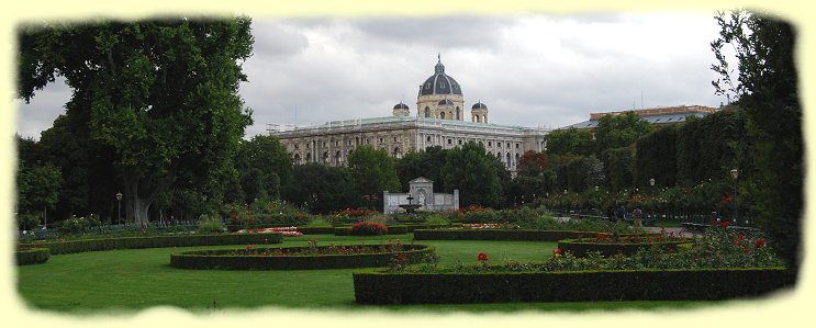 Wien - französisch-barocker Rosengarten mit Grillparzer-Denkmal
