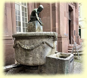 Karlsruhe - Brunnen wasserschpfender Knabe