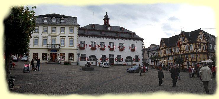 Linz am Rhein - Rathausplatz mit Rathaus