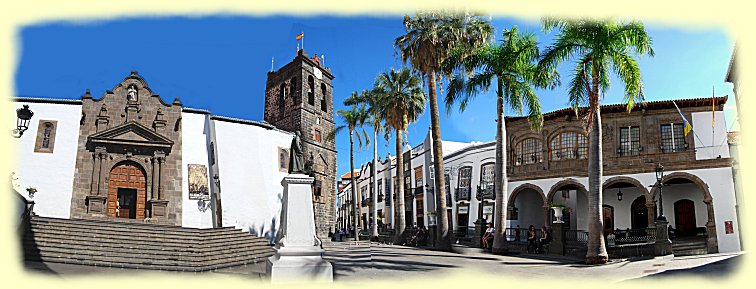 Plaza de Espana mit Kirche Iglesia de Salvador und Rathaus