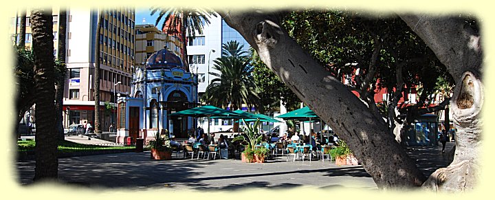 Kiosko Modernista mit einem Terrassencaf im Park San Telmo