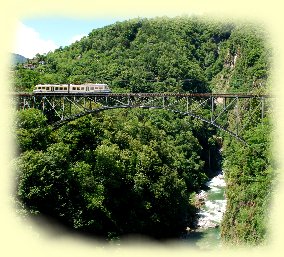 72 Meter hohe Eisenbahnviadukt über den Isorno
