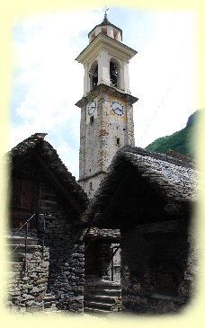 Kirche Madonna di Loreto in Sonogno mit dem alten Dorfbackhaus, rechts.