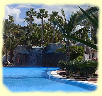 Hotel Timanfaya Palace - Poollandschaft - Wasserfall Hotel Timanfaya Palace - Poollandschaft - Wasserfall