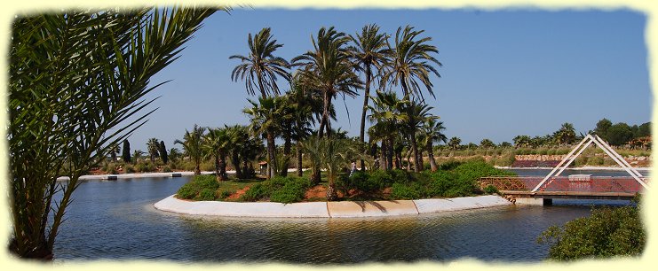 künstlich angelegte See im Botanicactus